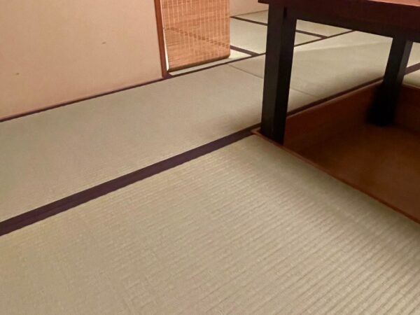 国産い草表、茶縁付き。 机画像。