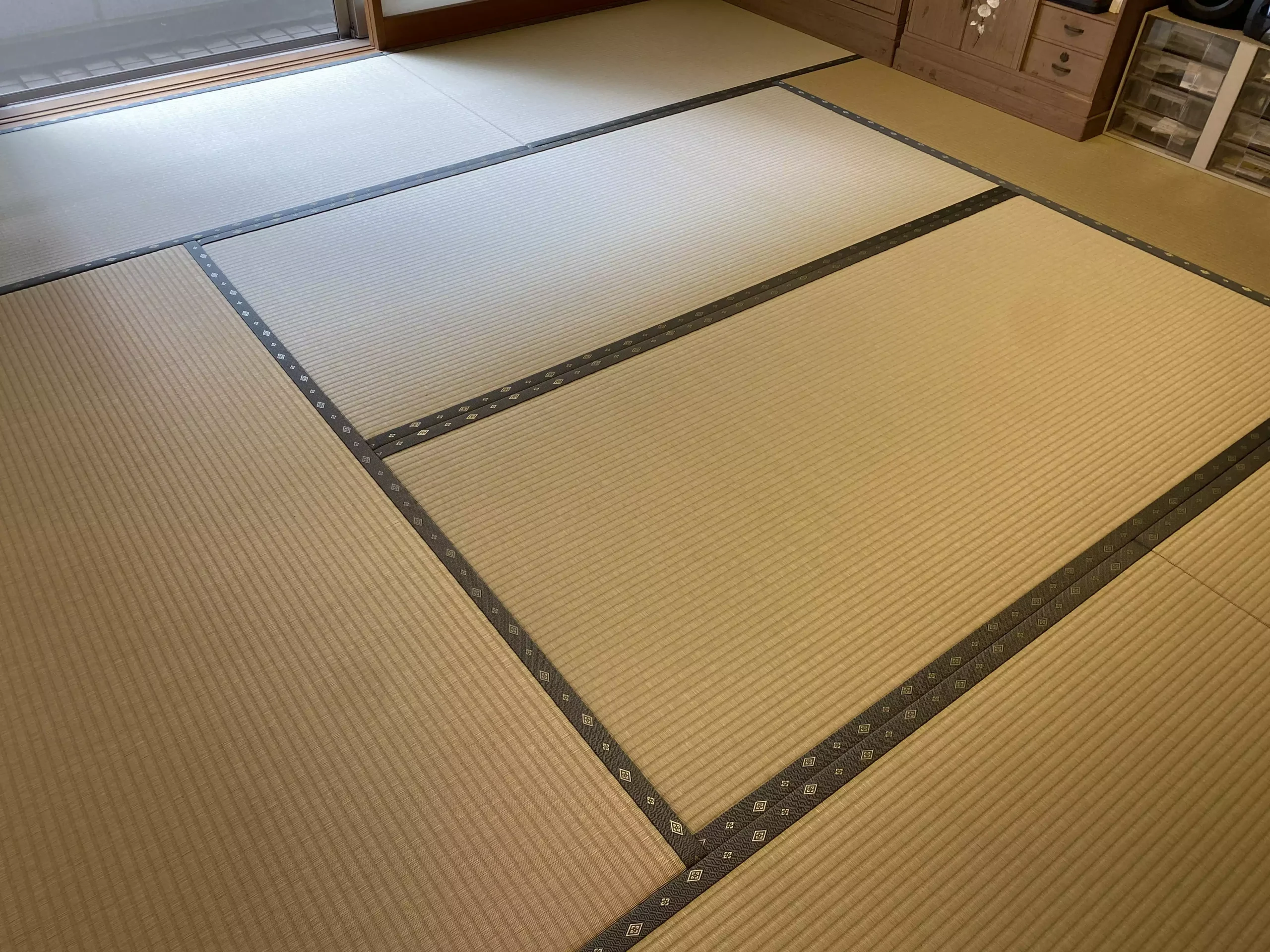 若草色和紙畳の施工後の8畳部屋