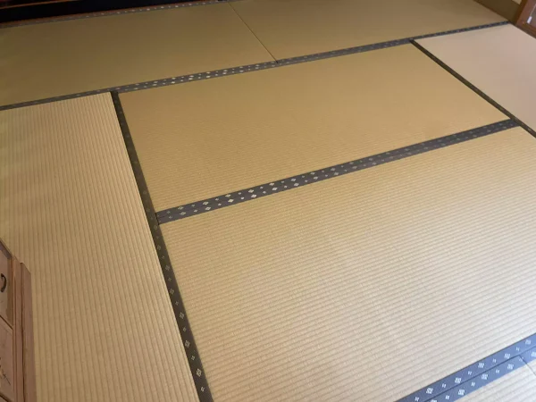 和紙畳の若草色の8畳部屋